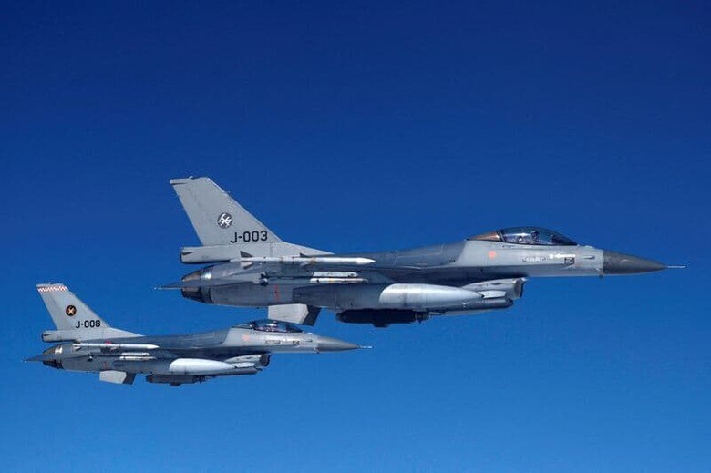 ウクライナのレズニコフ国防相は19日、米国製戦闘機「F16」の訓練が始まったと述べた上で、終了までには少なくとも6カ月かかるという見通しを示した。それ以上の時間を要する可能性もあるとした。写真はオランダ空軍のF16戦闘機。7月撮影（2023年　ロイター/Piroschka van de Wouw）