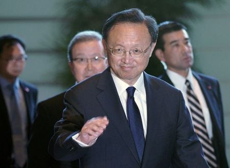 　２月２日　中国の外交担当トップである楊潔チ氏は米中は両国関係を予測可能で建設的な発展路線に戻す必要があるとの見方を示した。写真は日本の首相官邸を訪れた楊氏。２０１９年５月、東京で撮影（２０２１年　代表撮影）