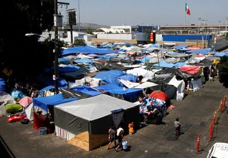 米国はメキシコに対し、国境地帯にある移民収容仮設キャンプを撤去するよう要請した。写真は米との国境沿いに広がるメキシコ側の移民収容キャンプ。８月２６日