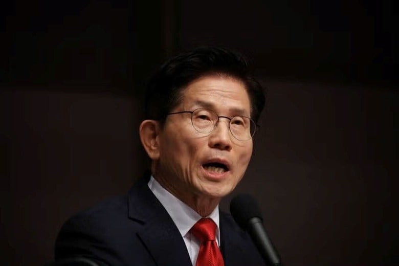 ６月３日の韓国大統領選で保守系与党「国民の力」の公認候補である金文洙・前雇用労働相は８日、党幹部が候補の一本化を進めて自分を候補から外そうとしていると非難し、提訴も辞さない考えを示した。写真は討論会での金氏。ソウルで撮影（２０２５年　ロイター／Kim Hong-Ji）