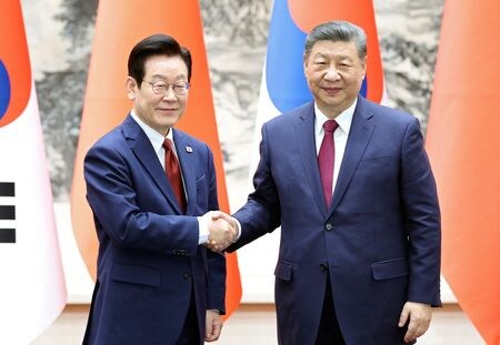 北京の人民大会堂で握手を交わす中国の習近平国家主席と韓国の李在明大統領、5日撮影の提供写真
