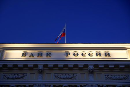 ロシア中央銀行は１５日の金融政策を決める会合で、主要政策金利を１００ベーシスポイント（ｂｐ）引き上げて１３％とすることを決定した。通貨ルーブル安や根強い物価上昇圧力に対応するため、３会合連続で引き上げた。（２０２３年　ロイター／Maxim Shemetov）