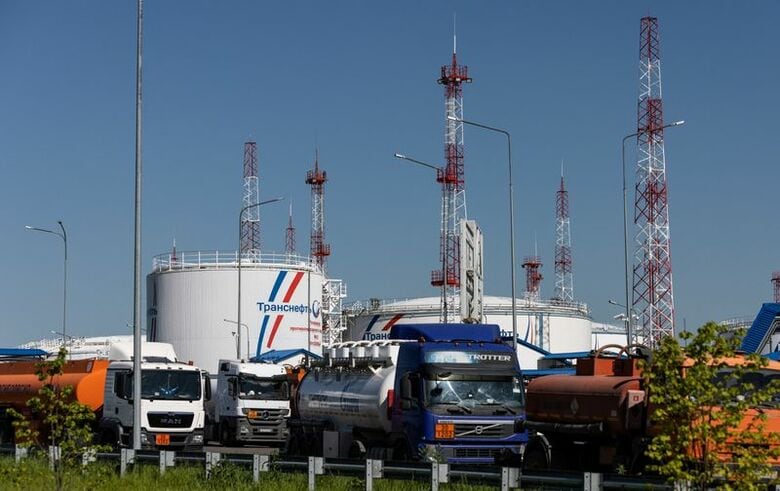 写真は2022年6月、ロシア・モスクワ州にある石油パイプライン運営会社トランスネフチの生産施設で撮影。REUTERS/Maxim Shemetov
