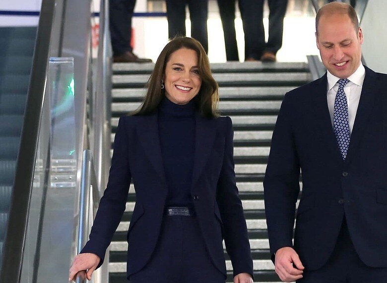 アレキサンダー・マックイーンの深い紫色のパンツスーツでボストン・ローガン国際空港に到着　POOL New-REUTERS