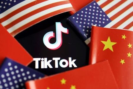 　８月６日、トランプ米大統領は、短編動画投稿アプリ「ＴｉｋＴｏｋ（ティックトック）」を傘下に置く中国の北京字節跳動科技（バイトダンス）と対話アプリ「微信（ウィーチャット）」を運営する中国の騰訊控股（テンセント）との取引を４５日以内に禁止する大統領令に署名した。７月１６日撮影（２０２０年　ロイター/Florence Lo）