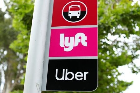 　米配車サービス大手のウーバー・テクノロジーズとリフトがホワイトハウスと協力して実施する新型コロナウイルスワクチン接種拠点への無料ないし割引の送迎プログラムが２４日、始まった。写真は両社のロゴ。サンディエゴで昨年５月撮影（２０２１年　ロイター／Mike Blake）