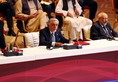 アフガニスタン政府と反政府勢力タリバンの初の和平協議の開催式典で発言する政府側の交渉担当である「国家和解高等評議会」のアブドラ議長（中央）。１２日にドーハで撮影。（２０２０年　ロイター／Ibraheem al Omari）