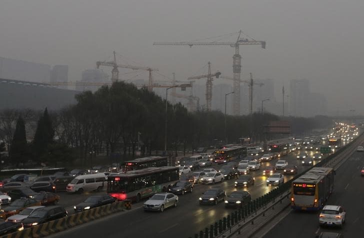 ９月１０日、国営新華社通信によると、中国工業情報省の辛国斌次官は、化石燃料車の生産・販売の禁止時期に関する検討に入ったことを明らかにした。写真は北京市内で２０１５年１１月撮影（２０１７年　ロイター/Jason Lee）