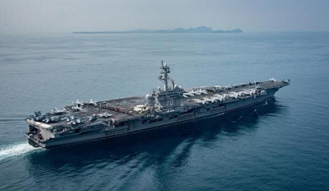 ４月１８日、トランプ米大統領が前週、北朝鮮に派遣したと明らかにしていた空母「カール・ビンソン」などの空母打撃群が、その時点で朝鮮半島から遠く離れた地点を、半島とは逆方向に航行していたことが分かった。１５日にスンダ海峡を通過するカール・ビンソン。提供写真（２０１７年　ロイター／U.S. Navy）