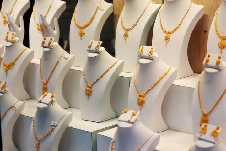 １０月１０日　１０日の金相場は１オンス＝４０００ドルを下回る水準で横ばい。写真は８日、ニューヨーク市で撮影（２０２５年　ロイター／Shannon Stapleton）