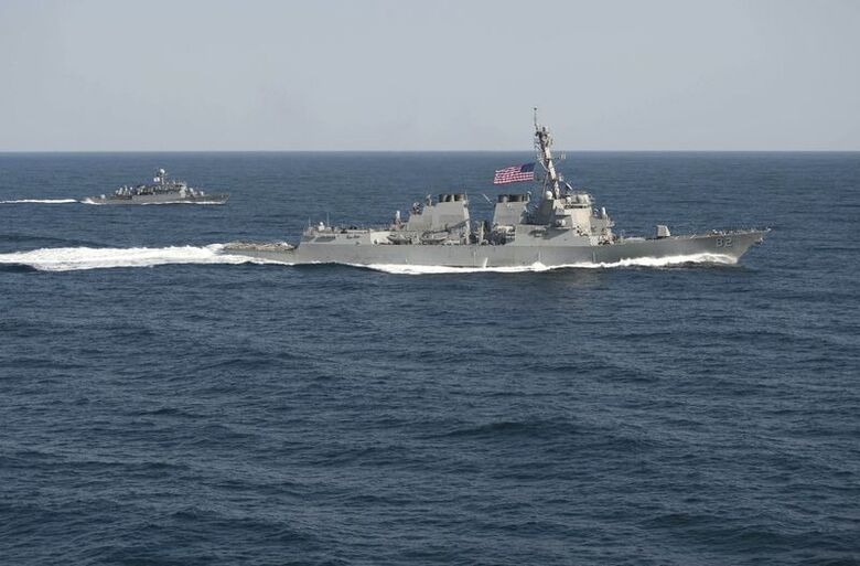 １０月２６日、米国防当局者は、米海軍のミサイル駆逐艦「ラッセン」（写真）が、南シナ海で中国が造成した人工島から１２カイリ（約２２キロ）の境界に接近しており、１２カイリ内に数時間とどまる見通しだと明らかにした。提供写真（２０１５年　ロイター/U.S. Navy/Mass Communication Specialist 1st Class Martin Wright/Handout via Reuters）