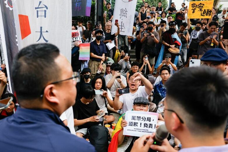 警察がゲイバーを家宅捜索したことに抗議するデモ。１０月４日撮影　REUTERS/Ann Wang