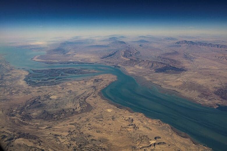クラレンス海峡でイラン本土と隔てられたケシュム島の空撮写真。2023年12月撮影。REUTERS/Stringer