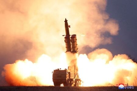 　１２月１６日、エスパー米国防長官は、北朝鮮は満足感を得られなければ実験を行う公算が大きいとの見解を示した。写真は北朝鮮によるミサイル発射試験の様子。１１月２８日、朝鮮中央通信が公開。（２０１９年　ロイター/朝鮮中央通信）
