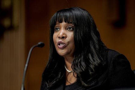 米連邦準備理事会（ＦＲＢ）のクック理事は８日、持続的なインフレ圧力や中国の一段の景気減速などが世界の金融安定を脅かす国際的なリスクと指摘した。昨年２月撮影。（2023年　ロイター/Ken Cedeno/Pool/File Photo）