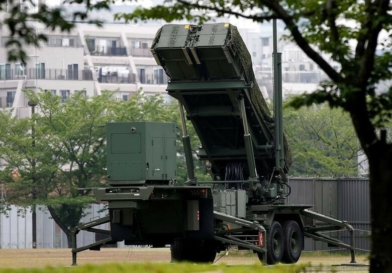 ６月２１日、政府は北朝鮮が新たに弾道ミサイルを発射する兆候があるとして、自衛隊によるミサイル迎撃を可能とする「破壊措置命令」を出したことが明らかになった。共同通信など国内メディアが報じた。写真は５月、地対空ミサイル「パトリオット３（ＰＡＣ３）」。都内防衛省の敷地内で撮影（２０１６年　ロイター/Toru Hanai）