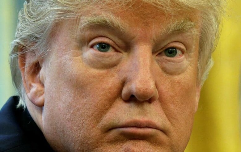 　４月２４日、トランプ米政権（写真）は、現行の暫定予算の期限が今週末に迫るなか、野党民主党に対しメキシコ国境の壁建設費用を新たな予算に盛り込むことに合意するよう強く求めた。ホワイトハウスの大統領執務室で撮影（２０１７年　ロイター/Kevin Lamarque