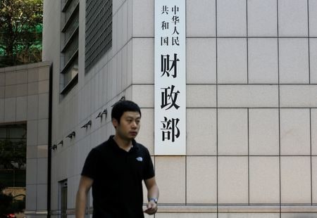 中国は金融機関改革の一環として、主要な不良債権管理会社３社を政府系ファンドの中国投資有限責任公司（ＣＩＣ）に統合する計画だ。国営メディアが匿名の業界関係者の話として２８日に報じた。写真は２０１８年８月、北京で撮影（２０２４年　ロイター/Jason Lee）