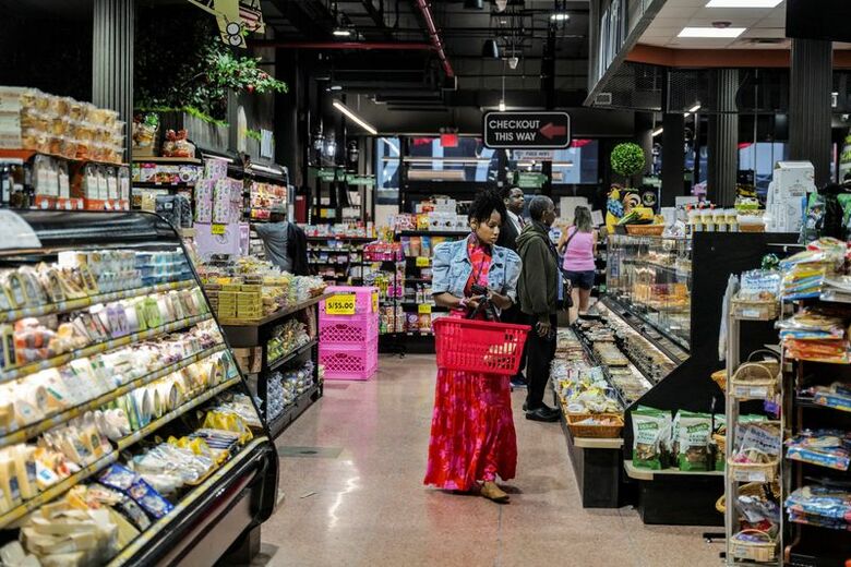 米ニューヨークで食料品を購入する人々。８月撮影。REUTERS/Jeenah Moon