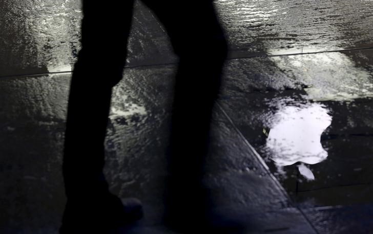 ４月２２日、米アップルは、中国での電子書籍や映画配信サービスを停止した。同国政府は３月、外資系企業を中心にインターネットの出版物に対する規制を強化していた。写真は深セン市で１月撮影（２０１６年　ロイター/BOBBY YIP）