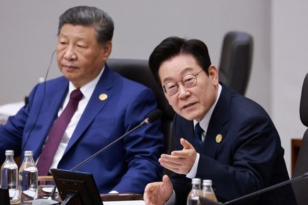 　韓国の李在明大統領は１日、中国の習近平国家主席と会談し、北朝鮮との対話再開への助力を求めた。ＡＰＥＣ首脳会議で１日撮影。聯合ニュース提供（２０２５年　ロイター）