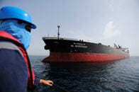 ホルムズ海峡のそばで石油タンカーに攻撃