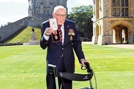コロナ禍の英国医療を救った「100歳の英雄」キャプテン・トム、「スキャンダル禍」に飲み込まれる