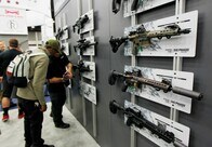トランプ、フロリダ乱射事件を受け銃規制を全米ライフル協会と協議へ