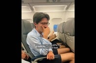 【動画】機内に「耐え難い異臭」が...自分の座席の下で「衝撃の発生源」を発見！ 乗客撮影の映像が話題