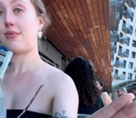 「信じられない...」レストランで泣いている女性の元に現れた「1羽の野鳥」が取った「まさかの行動」にSNS涙