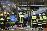 ドイツ列車事故は死者10人・負傷者81人に、高速でカーブ突入か