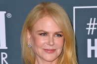 表情に注目...ニコール・キッドマン、大富豪夫妻から主役の座奪う「歴史的ハプニング」の瞬間にネット騒然