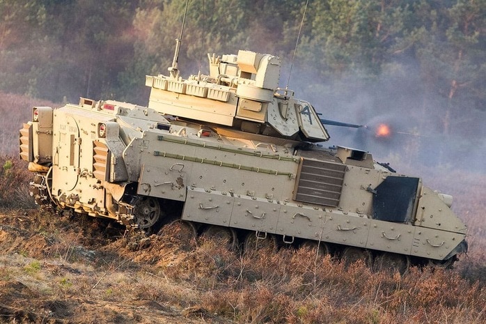 制御不能で砲塔が ウクライナ軍のM2ブラッドレー歩兵戦闘車が ロシアの主力戦車T-90Mを撃破する瞬間 ニューズウィーク日本版 オフィシャルサイト