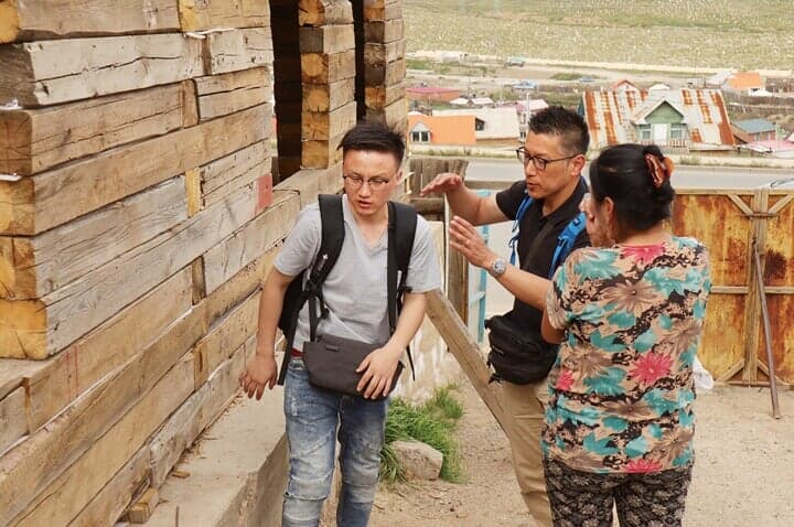 ゲル地区で住居建設中の住民へのヒアリングの様子