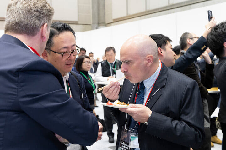 北海道産ホタテを堪能する海外バイヤー