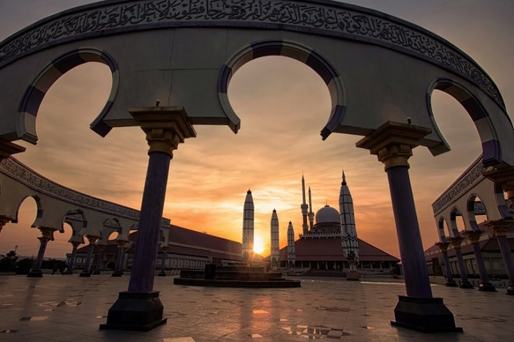 西暦610年頃に始まり、世界に広がっていったイスラム教は決して「一枚岩」ではないし、時間軸上でキリスト教と単純に対比すればまだ15世紀のただ中にあるともいえる（世界最大のイスラム人口国インドネシアにあるモスク）　BudiNarendra-iStockphoto.com