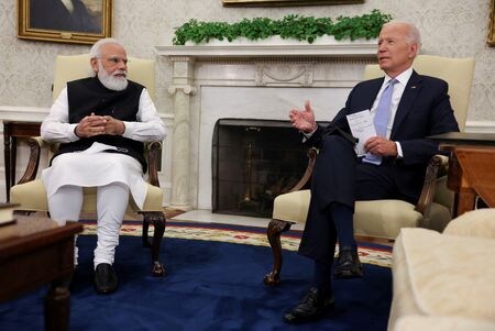 バイデン米政権が、モディ首相の訪米前に攻撃型無人機（ドローン）数十機の購入手続きを進めるようインドに働きかけていることが分かった。関係者が明らかにした。写真は会談するモディ首相（左）とバイデン大統領。２０２１年９月、米ワシントンで撮影（２０２３年　ロイター/Evelyn Hockstein）