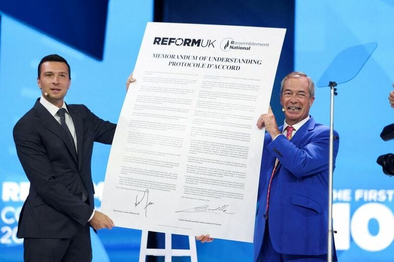 仏極右政党「国民連合（RN）」のバルデラ党首（左）と英国のポピュリスト政党「リフォームUK」のファラージ党首。9月4日、英バーミンガムで撮影。REUTERS/Temilade Adelaja