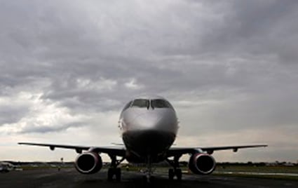ロシアが売り込むジェット旅客機「スホーイ・スーパージェット100」　Luke MacGregor-REUTERS
