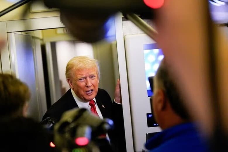トランプ米大統領は４日、この日に実施されているニューヨーク市長選挙に民主党から立候補しているゾーラン・マムダニ氏について、同氏に投票するユダヤ系有権者は「愚か者だ」と自身の交流サイト（ＳＮＳ）に投稿し、マムダニ氏に対する圧力をあらためて強めた。写真は大統領専用機上で記者団に応じるトランプ氏。２日撮影（２０２５年　ロイター/Elizabeth Frantz）