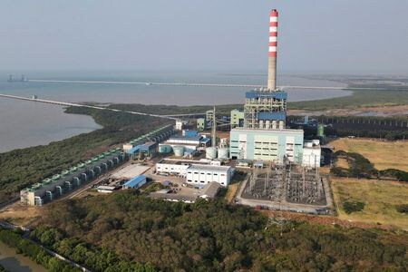 　１１月１８日　インドネシアでの気候変動対策として、同国の石炭火力発電（発電容量６．７ギガワット）を２０３０年までに段階的に廃止する計画に暗雲が垂れ込めている。写真は２０２４年９月、インドネシアの西ジャワ州チルボンで撮影（２０２５年　ロイター／Ajeng Dinar Ulfiana）