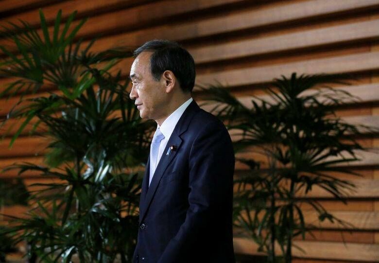 菅義偉官房長官は２７日閣議後の会見で、東京都での新型コロナウィルス感染者の急拡大を受けて緊急事態宣言を発動するかどうかについて、国民生活への影響が大きいため慎重な判断が必要であり、現時点では宣言を出す状況ではない、との従来の見解を繰り返した。写真は２０１７年８月、首相官邸で撮影（２０２０年　ロイター/Toru Hanai）