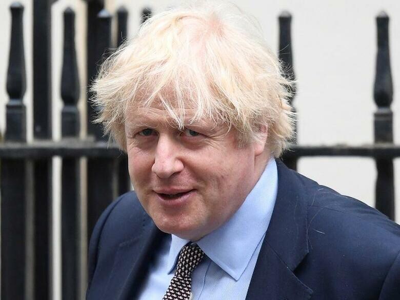 英国で6日に発表された3つの世論調査で、ジョンソン首相率いる保守党の支持率が低下した。写真はロンドンで3日撮影(2020年　ロイター/Toby Melville)
