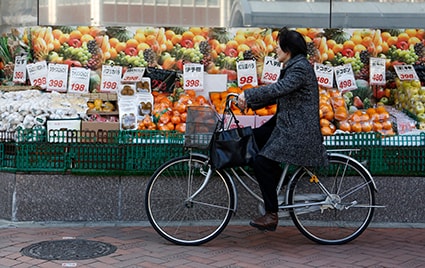 消費税増税ではレストランのメニュー設定と同じ心理作戦が展開されている？ Yuya Shino-REUTERS