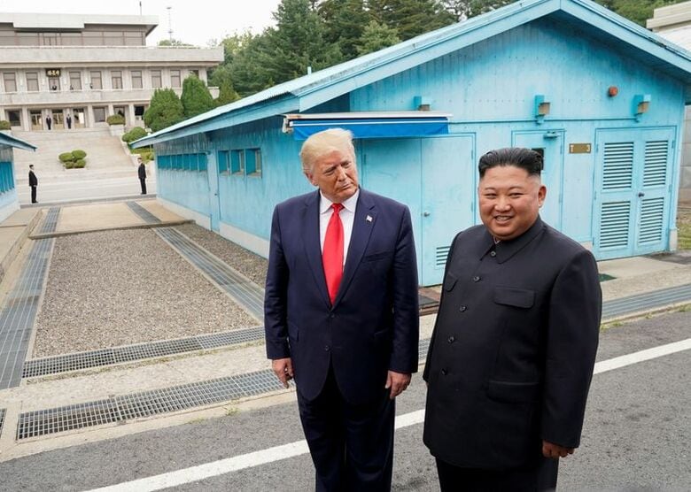写真は2019年6月、非武装地帯にある板門店で会談するトランプ米大統領と北朝鮮の金正恩総書記。REUTERS/Kevin Lamarque