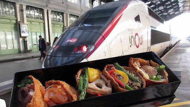 パリ・リヨン駅に停車するフランスの高速列車TGVと駅弁「よりどりいなり弁当」（筆者撮影
