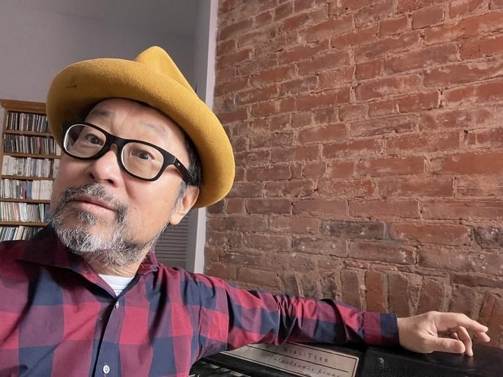 アナフィラキシーショックを経験後、今はピアノを弾けるまでには回復したという大江氏（2月17日、自宅で撮影）SENRI OE