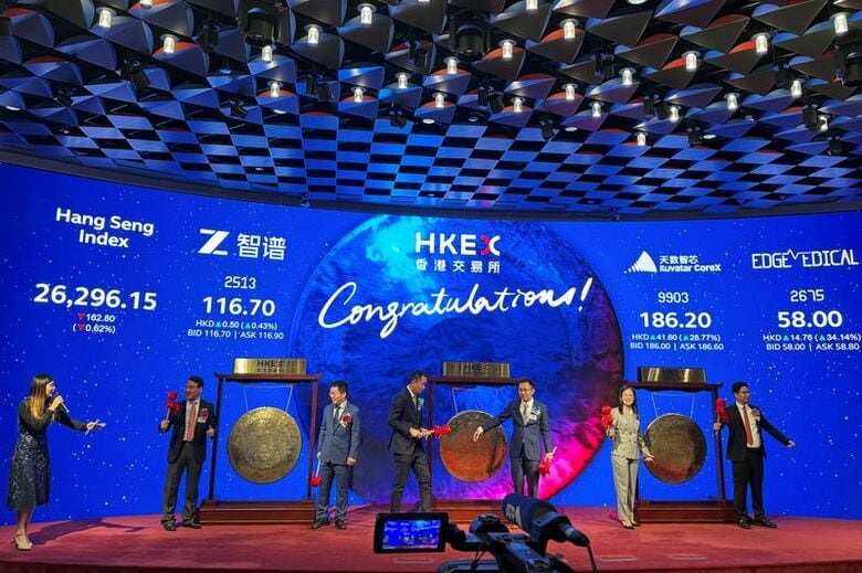 香港証取の上場式典に出席した智譜（ナレッジ・アトラス・テクノロジー）などの幹部。1月撮影。 REUTERS/Kane Wu