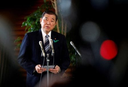 　石破茂首相は２３日、トランプ米大統領と約４５分間、電話会談を行い、関税を巡る日米協議に関して、経済安全保障にかかる協力など諸課題について幅広く意見交換したと明らかにした。都内の首相官邸で４月代表撮影（２０２５年　ロイター）