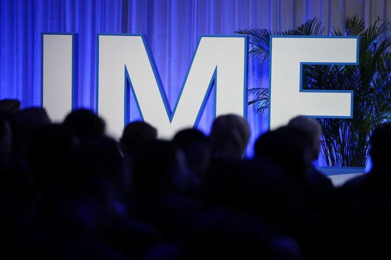 国際通貨基金（IMF）の看板。10月13日、タイのバンコクで撮影。REUTERS/Athit Perawongmetha